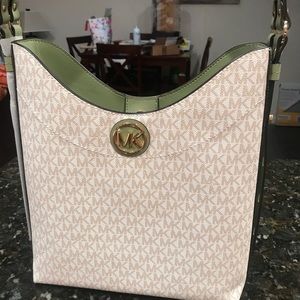 ⬇️NWT Michael Kors Bowery Large Logo Shoulder Bag